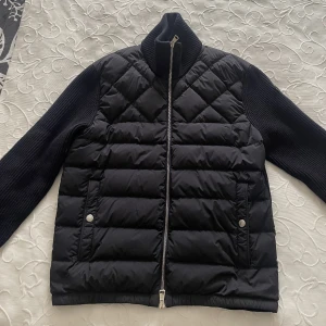 Moncler Cardigan - Moncler cardigan  Sick 9/10 Finns tag och qr kod Om du har frågor är det bara att höra av dig och om du vill ha mer bilder.
