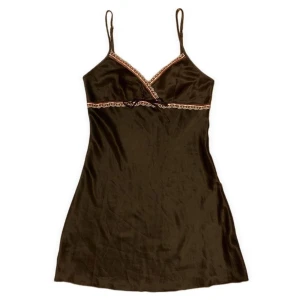 Satin klänning med spets - Super söt satin klänning med rosa spets detaljer. Storlek M, bra skick inga fläckar eller hål. 