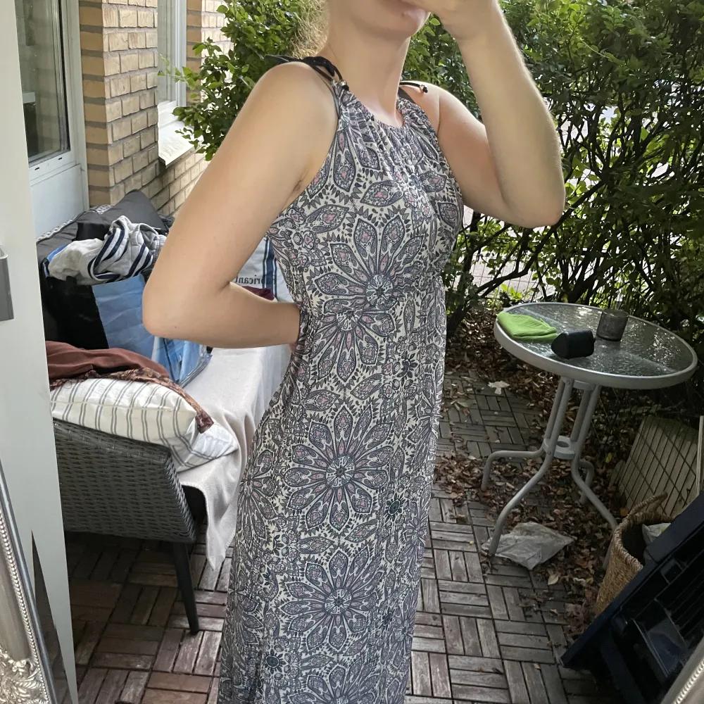 Mönstrad klänning som är hellång på mig (161 cm). . Klänningar.