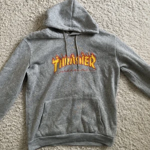 Thrasher hoodie  - Grå thrasher hoodie, nypris 1250. Jättebra skick! Passar både killar och tjejer