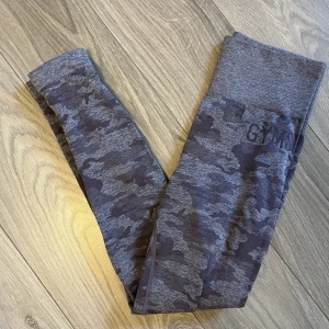 Gymshark tights - Säljer dessa tights från gymshark som inte längre säljs. De är använda fåtal gånger och är i bra kvalitet. Säljer då jag inte har så mycket användning för dom längre.
