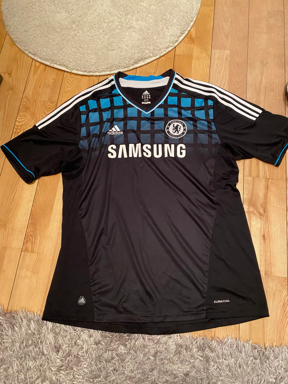 Adidas Chelsea borta match fotbollströja 2010/2011 i strl XXL. Superfint skick.. T-shirts.