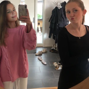 Rosa stickad tröja från lager 157 - Säljer nu min rosa stickade tröja från lager då jag tycker den är för lång för mig. Den har inga defekter och är väl bevarad. Jag är 156 cm lång och tröjan är i storlek S. Använd INTE ”köp nu” knappen utan skriv istället. Köparen står för frakten.❤️ 