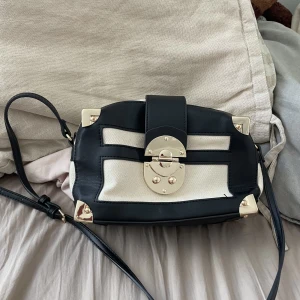 Axelrämsväska - Supersöt axelremsväska med gulddetaljer och justerbart axelband❤️