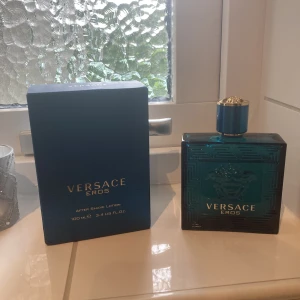 Versace Eros  - Hej säljer nu min Versace Eros parfym, de är en after shave lotion och ca 80% är kvar i den, den är på 100ml. Nypris är 600, jag kan frakta men då står köparen för frakten// Ludvig 
