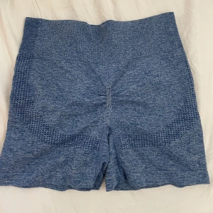 Träningsshorts - Säljer dessa trängsshorts i fint skick med scrunch där bak💘 strl M men sitter som S