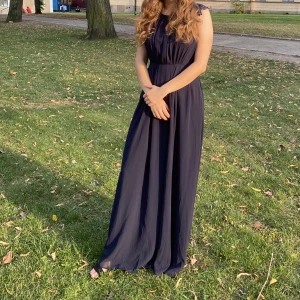 Mörkblå festklänning - Jättefin mörkblå festklänning från Bubbleroom. Endast använd vid ett par tillfällen. Storlek 10