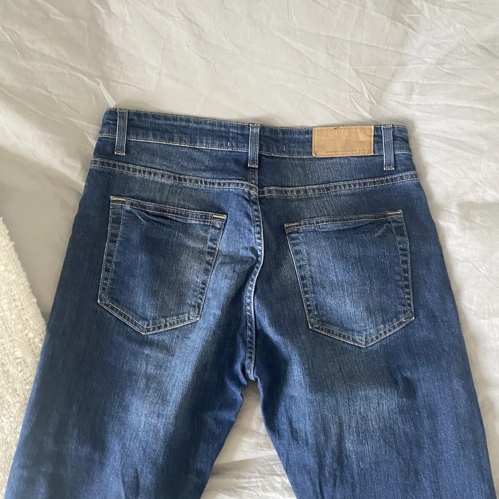 Lågmidjade jeans, snygg passform, små i storleken!!!. Jeans & Byxor.