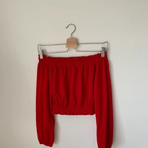 H&M off shoulder tröja strl XS - Fin röd tröja, använd fåtal gånger
