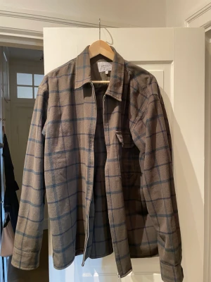 Carhartt Jacka/overshirt - Ganska stor på mig men knappt använd och är i super duper bra skick 