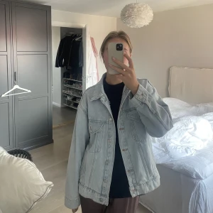 Jeans jacka  - Ljus blå jeans jacka ifrån mango. Storlek s i en Oversized modell. Använd ett fåtal gånger. Jätte fint skick 