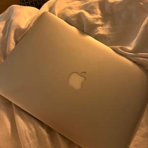 Säljer min MacBook Air från 2015 inget fel på datorn, fått en ny dator så har ingen användning för denna!  Laddare och datorfodral tillkommer:) Säljer billigt då jag vill få bort den! Skriv för mer frågor ☺️ Pris går att diskutera. 