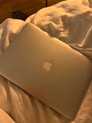 MacBook Air 2015  - Säljer min MacBook Air från 2015 inget fel på datorn, fått en ny dator så har ingen användning för denna!  Laddare och datorfodral tillkommer:) Säljer billigt då jag vill få bort den! Skriv för mer frågor ☺️ Pris går att diskutera. 