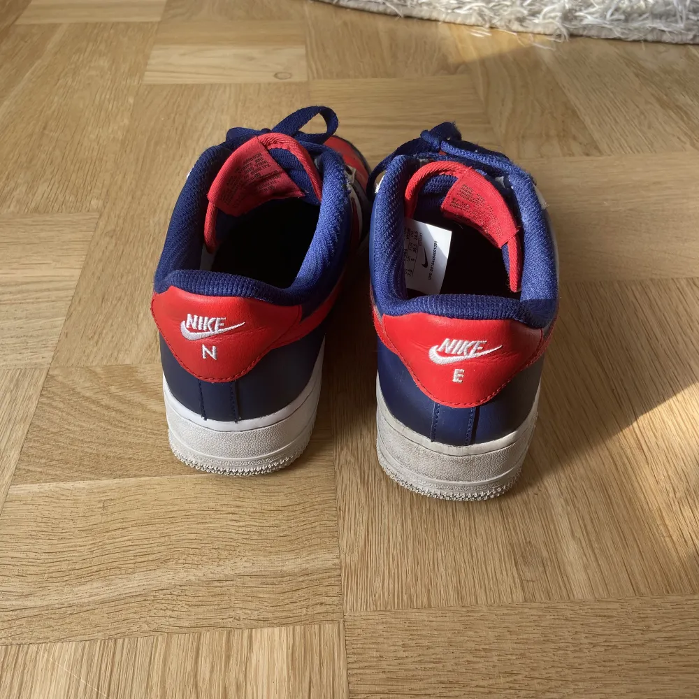 Säljer dessa unika jättecoola Nike Air Force! Det är egen designade från Nikes egna hemsida och orginalförpackning finns med. . Skor.