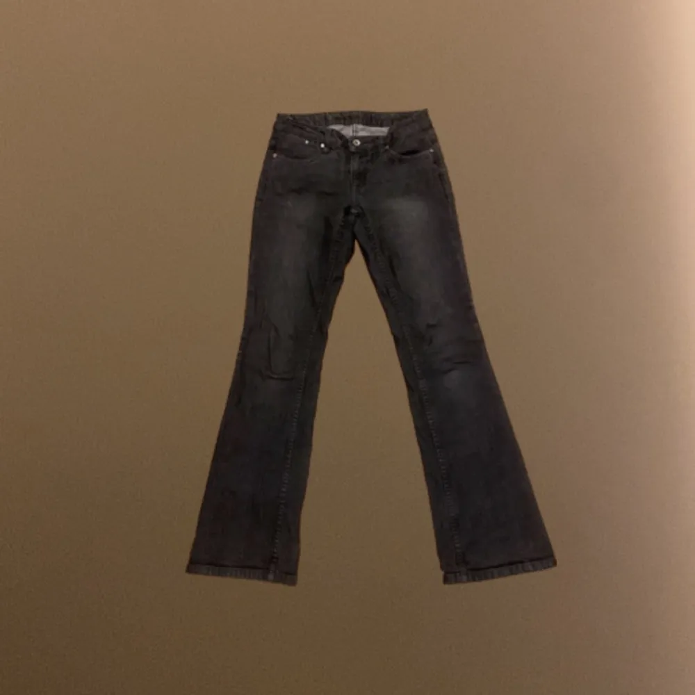 Säljer mina före detta favoritjeans eftersom de inte längre kommer till användning. Dessa är perfekt längd på mig som är 174 cm lång 💗 Innerbenslängd: 83 cm Midja: 77 cm. Jeans & Byxor.