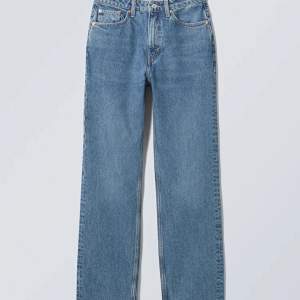 Säljer dessa fina blå jeans i modellen ”Voyage High Straight Jeans” från Weekday. De är i färgen Harper blue och storlek W24/L28. Är enbart använda ett fåtal gånger så är forfarande som nya. Finns fler bilder vid intresse.