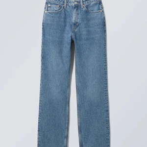 Voyage High Straight Jeans - Weekday - Säljer dessa fina blå jeans i modellen ”Voyage High Straight Jeans” från Weekday. De är i färgen Harper blue och storlek W24/L28. Är enbart använda ett fåtal gånger så är forfarande som nya. Finns fler bilder vid intresse.