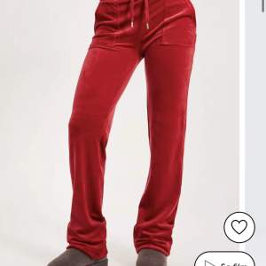 Säljer mina röda juicy byxor i storlek xs.pris kan diskuteras, skriv för egna bilder eller frågor💗
