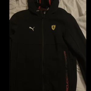 Ferrari kofta - En ferrari kofta som var köpt i Puma butiken i stockholm, köpt för 1300kr. Storlek S från herr avdelning, och är väldigt bekväm. Den är perfekt till träningar och för att ha allmänt, samt förstörs den inte i tvätten. Skicket är som ny och skriv innan köp!