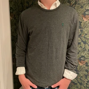 Raplh lauren tröja  - Tjena! Säljer en riktigt snygg och stilren raplh Lauren tröja som är i ett riktigt bra skick 9/10  Skriv vid fler tankar eller funderingar.