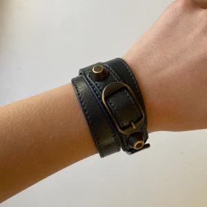 Balenciaga armband - Supertufft läder armband från Balenciaga. Fick i present så har tyvärr inte kvar kvitto, men självklart äkta 🫶 lite ”slitningar” på metallen på toppen men bidrar till dess rockiga/tuffa look💋 lädret är i utmärkt skick.