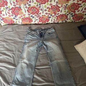Lågmidjade jeans - Lågmidjade jeans från weekday i modellen Arrow. Fin ljusblåa färg. De är använda och är i hyfsat bra skick förutom några små slitningar som man kan se på sista bilden, men inget som syns på långt håll. Skriv privat för bilder hur de sitter. Använd köp nu💕