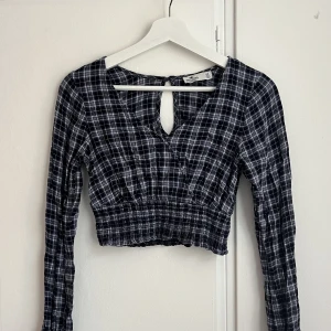 Långärmad topp - Såå cool och unik blus/topp. Den är i bra skick. Skriv privat om ni har frågor💗