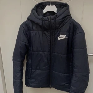 NIKE jacka - Är som ny!! Har använt jackan fåtal gånger. Är köpt för ca 1 400 kr. 