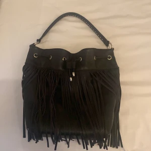 väska  - säljer min jättefina väska , vet tyvärr int evart den är ifrån då den är ganska gammal modell, pris kan diskuteras 💕