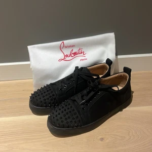 Christian Louboutin junior spikes  - Nu säljer jag ett par riktigt snygga Christian Louboutin junior spikes skick 9/10 i storlek 41 men passar på 42 42,5