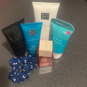 Skönhetskit - Säljer detta jättesöta hudvårdskit med 1 hårsnodd till. Det är 2 handkrämer, 1 dagtvål, 1 parfym, 1 hårsnodd och 1 nattkräm. En sak kostar 35 kr och hela kitet kostar 250 kr.💙🤍💙🤍