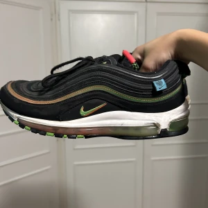 Nike Air Max 97 Worldwide Black - Säljer dessa billigt för har köpt nya nu. Nypris-2200kr Storlek-43/42 dom passar båda   