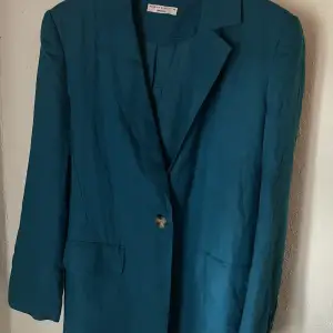 Blazer i linneblandning från Gina Tricot.  Storlek XS (något stor i storleken)  Endast använd vid ett fåtal tillfällen.