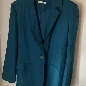 Linen blend blazer - Blazer i linneblandning från Gina Tricot.  Storlek XS (något stor i storleken)  Endast använd vid ett fåtal tillfällen.
