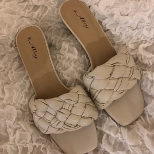 Klackar  - Helt nya aldrig använt i Storlek 38 låg klack