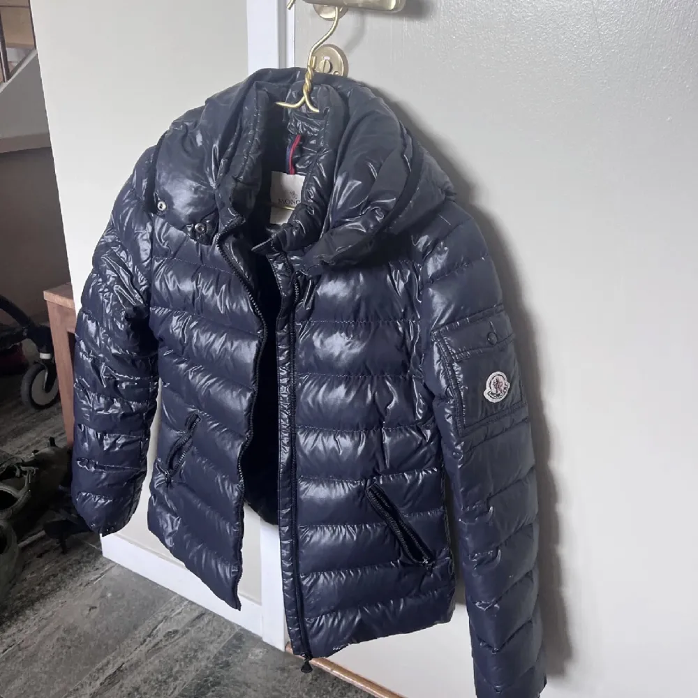 Säljer min moncler jacka då jag vill köpa en annan jacka, Ny skick, orginal priset är 6300kr från nk i gbg. Skriv för fler bilder, frågor eller nått annat!💞. Jackor.