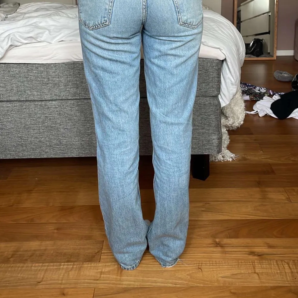 Jag säljer mina jättefina och bekväma midwaist jeans från lager 157 då dom är för små i midjan🤍. Jeans & Byxor.