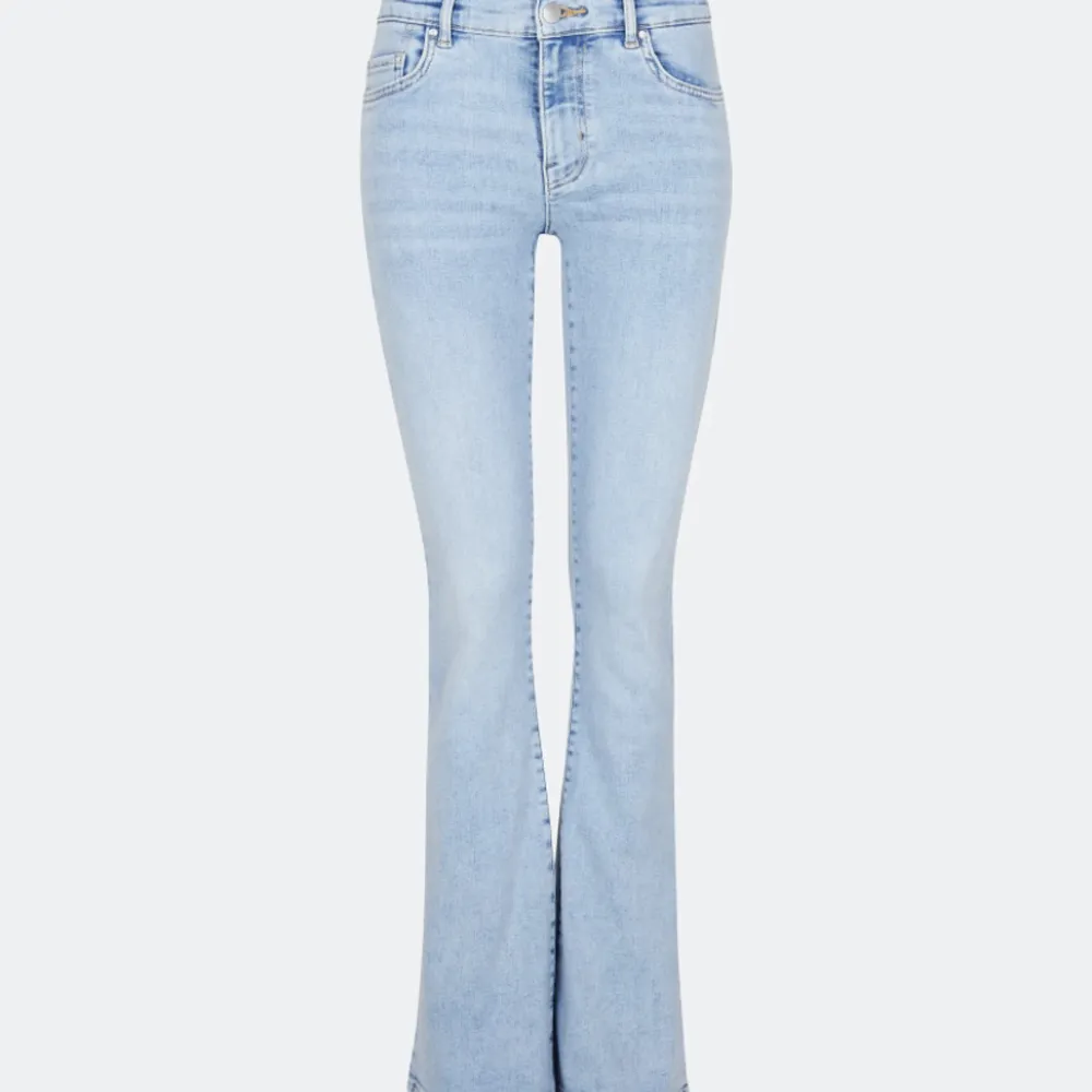 Jätte snygga lågmidjade jeans. Passar någon som är ca 160 lång. Bra skick. Orginalpris 600 💞💞Kan tänka mig att sänka till 250. Jeans & Byxor.