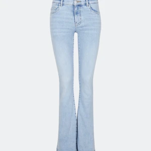 Low flare jeans  - Jätte snygga lågmidjade jeans. Passar någon som är ca 160 lång. Bra skick. Orginalpris 600 💞💞Kan tänka mig att sänka till 250