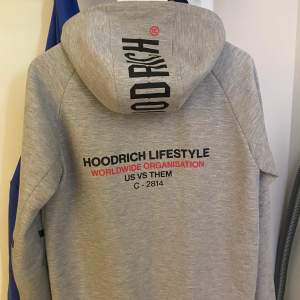 Säljer en grå zip hoodie från Hoodrich, använd ca 2-3 gånger så den är i väldigt bra skick. Originalpris 1299kr från JD, modellen säljs inte längre.