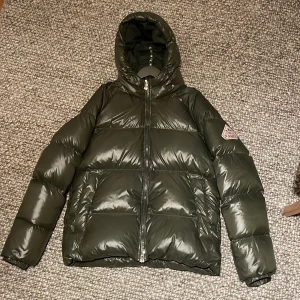 Pyrenex Pufferjacket - Tjena! Säljer min otroligt fina Pyrenex dunjacka - Sten Downjacket. Inköpt december 2022, mycket sparsamt använd. Skick 9/10, nypris 5899 SEK. Tveka inte höra av dig vid frågor. Allt gott,
