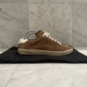 Saint Laurent skor - Säljer nu dessa feta Saint Laurent skor. Dustbag och äktighetbevis inkluderas. Skorna är i fint skick 8/10 - Nypris: 6600 kr - Storlek: 41 men passar 42 - Hör av er vid minsta fråga eller fundering :)