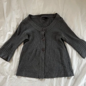 Trekvartsärmad kofta - Jag säljer denna super fina kofta som är köpt här på plick för 200kr💗💗 (säljer vidare då den va lite för lik en annan kofta jag redan har) storleken är xl men skulle definitivt säga att den funkar från s och uppåt! Skriv vid frågor🙌🏻💗