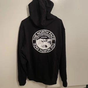 Knappt använd Northface hoodie - Fint skick. Använd en eller två gånger. Storlek L men passar en M också