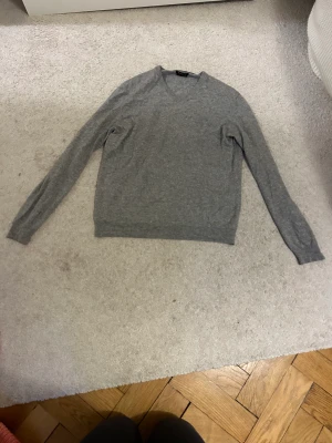 Tröja i 100% cashmere  - Grå cashemeretröja från Massimo Dutti