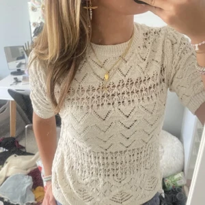 Zara tröja  - Jätte fin zara tröja som har andvänds 2-3 gånger jätte fint skick.💓💓 storlek m men skulle säga att den passar S. (Lånad bild) 