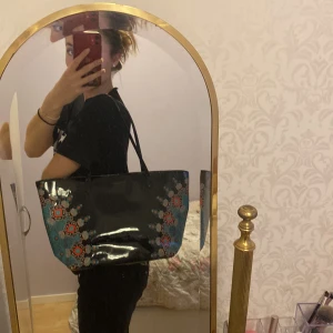 Desigual väska - En skit snygg väska från desigual som jag använde jätte mycket förut men har bytt stil så den har inte kommit till användning. Den är fortfarande i bra skick har en liten ”repa” som man kan se på sista bilden! Kan diskutera pris🥰