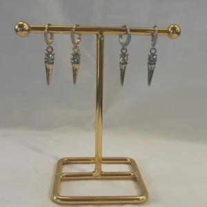 StilSthlm  - Jättefina örhängen! Finns i silver & guld. Köp för 99kr/st Eller 169kr/paret. Modell 102. Smyckeställningen finns även att köpa för 299kr!