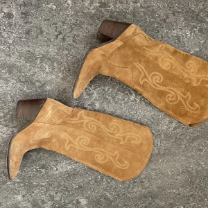 bruna cowboyboots - säljer dessa höga cowboyboots som inte kommer till användning längre. finns även i svart! finns tecken på användning men i övrigt fint skick. klackhöjd på 8 cm 💓
