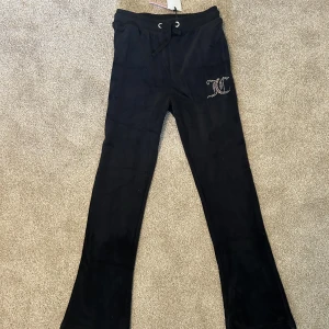 Juicy couture byxor  - Svarta oanvända Juicy Couture byxor, 12-13Y (152-158 cm). Inköpta på NK. Nypris: 799kr. 